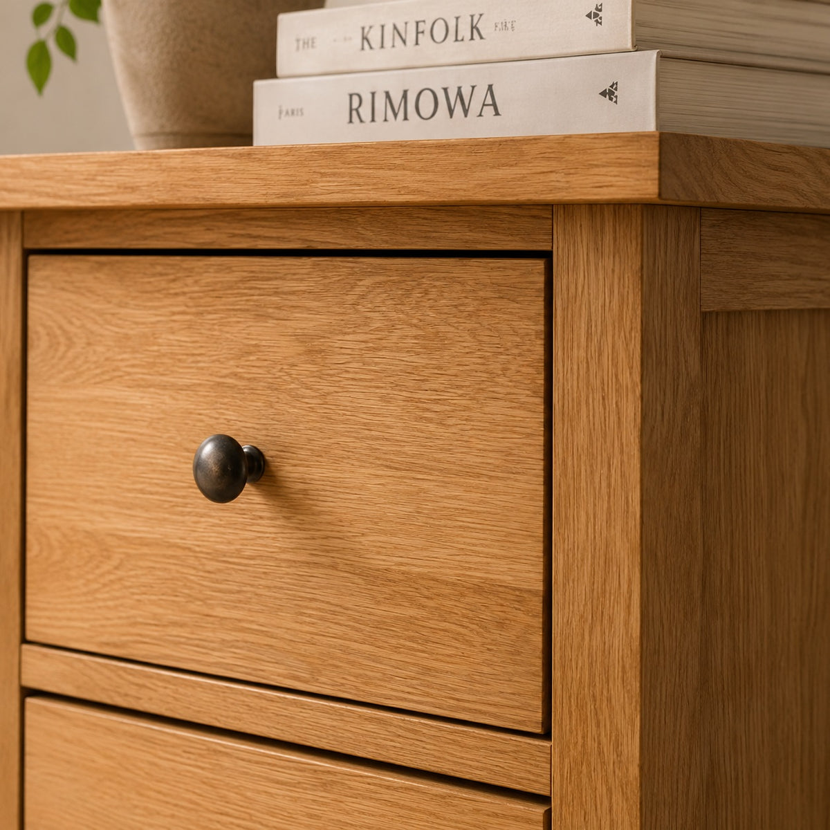 Détail de la commode en bois avec tiroir et poignée ronde, finition naturelle chaleureuse et élégante.