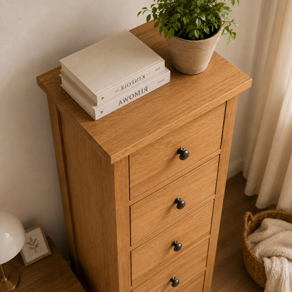 Commode 5 tiroirs en bois vue du dessus, avec plateau naturel et rangements pratiques pour la chambre.