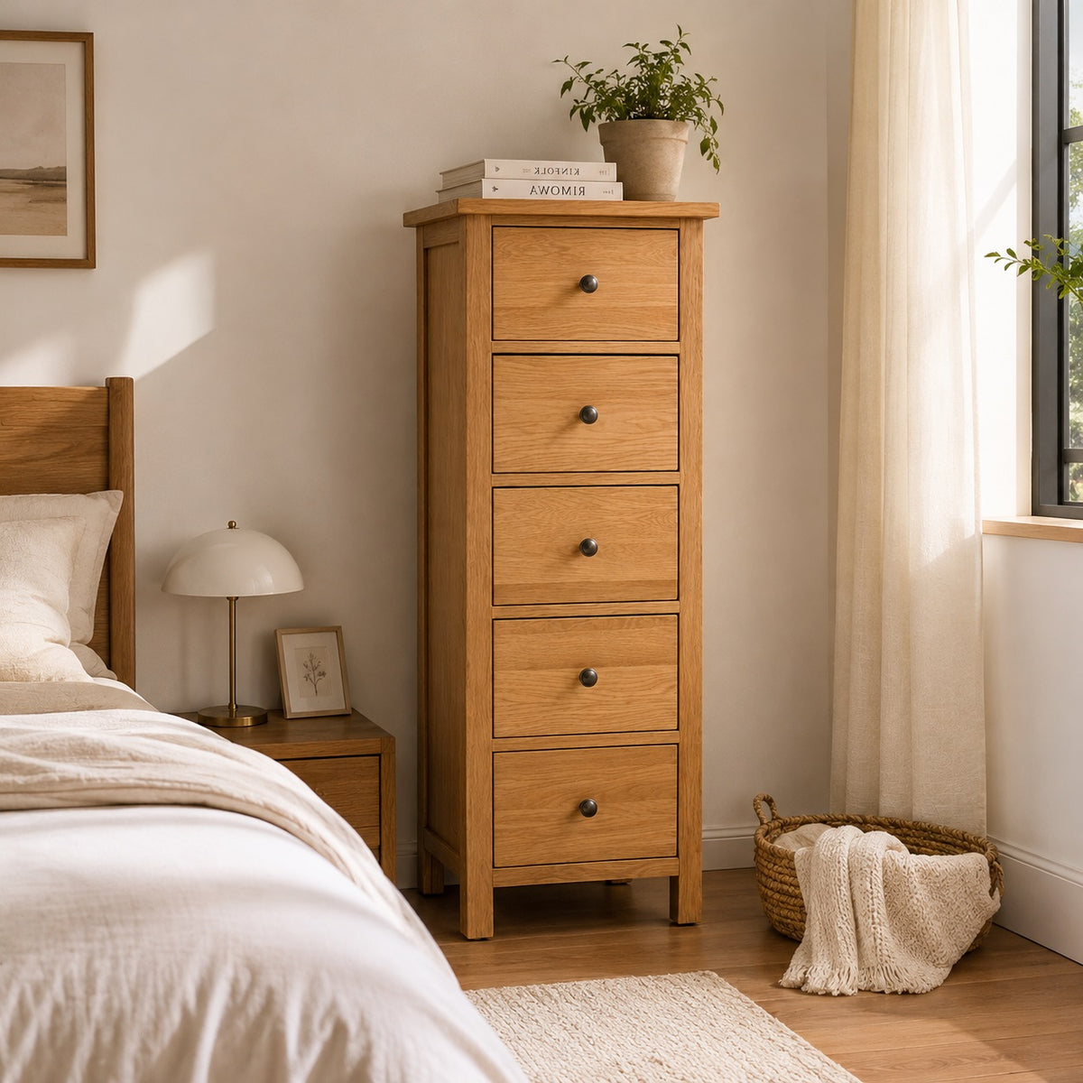 Commode en bois 5 tiroirs installée dans une chambre élégante et lumineuse au style naturel et chaleureux.