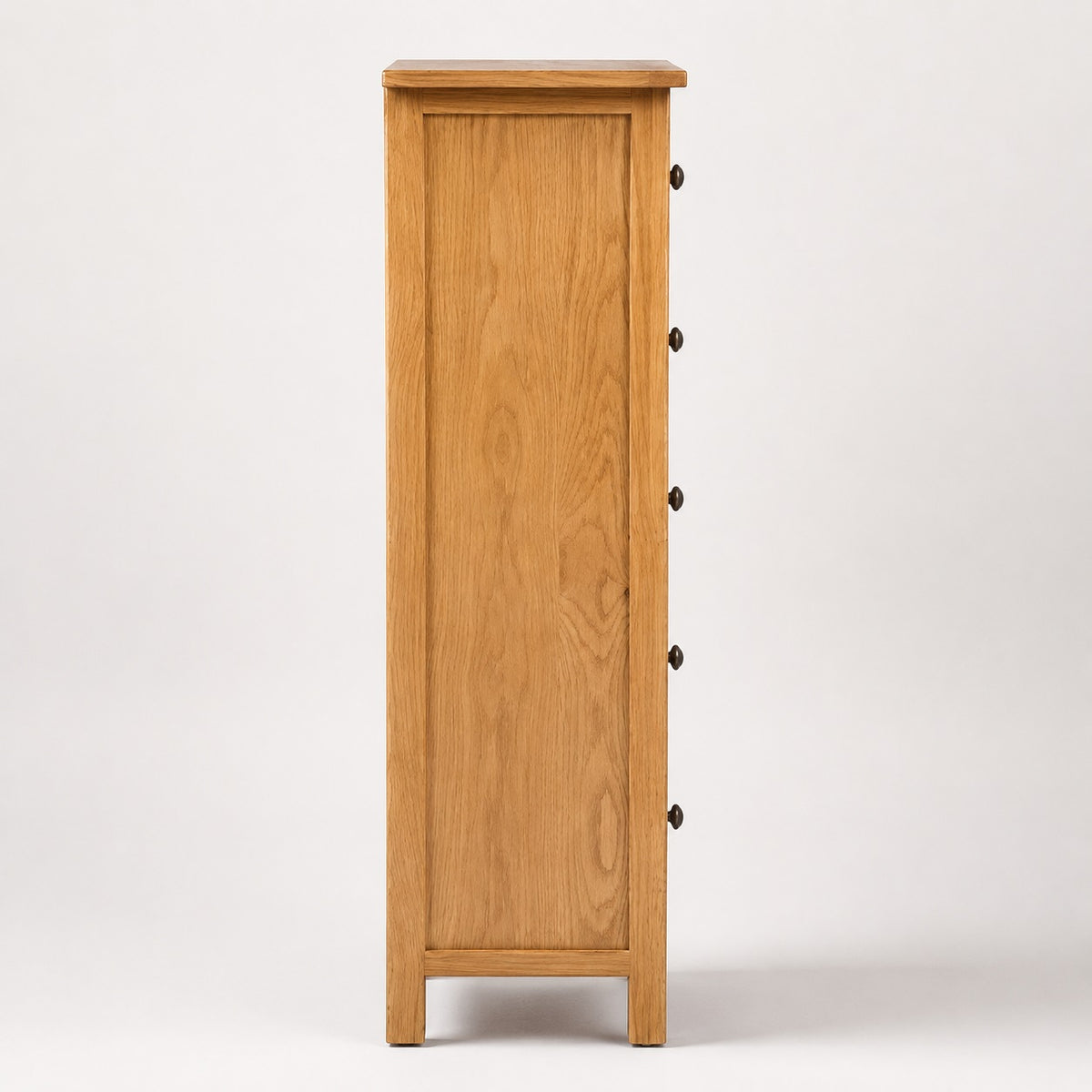 Vue latérale de la commode 5 tiroirs en bois, meuble haut et compact idéal pour les petits espaces.