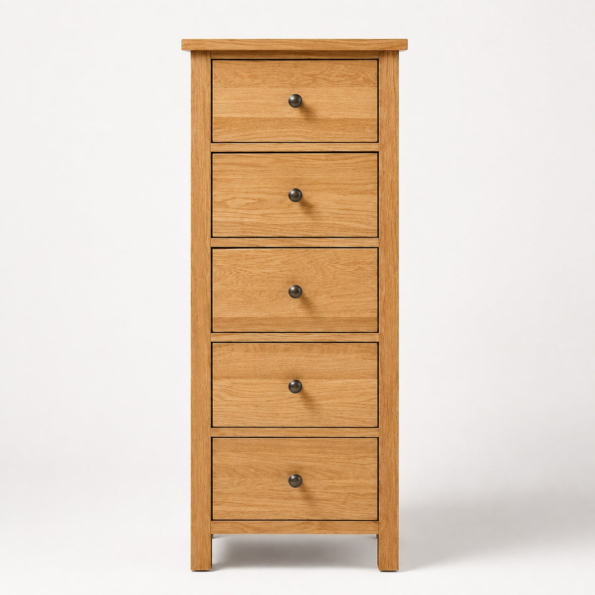 Commode 5 tiroirs en bois vue de face, avec silhouette haute, lignes sobres et poignées rondes élégantes.