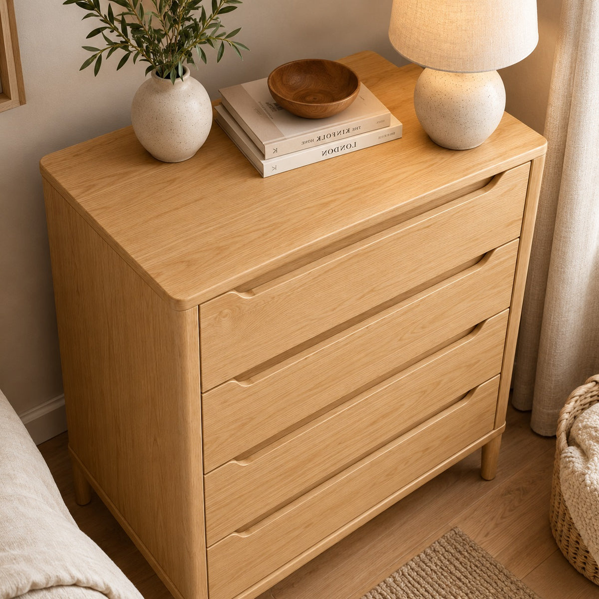 Commode 4 tiroirs en bois Maren vue en plongée, avec plateau décoré dans une chambre élégante.