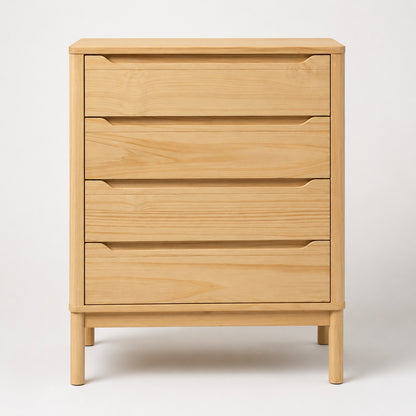 Commode en bois Maren à 4 tiroirs vue de face, design naturel avec poignées intégrées et pieds surélevés.