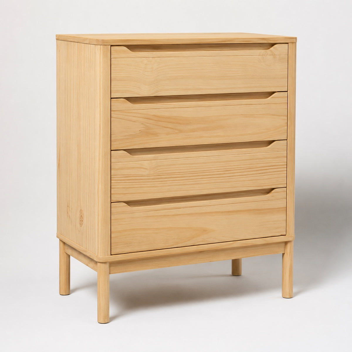 Commode 4 tiroirs en bois clair Maren, design épuré avec poignées intégrées et pieds surélevés.