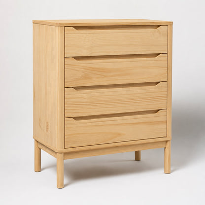 Commode 4 tiroirs en bois clair Maren, design épuré avec poignées intégrées et pieds surélevés.