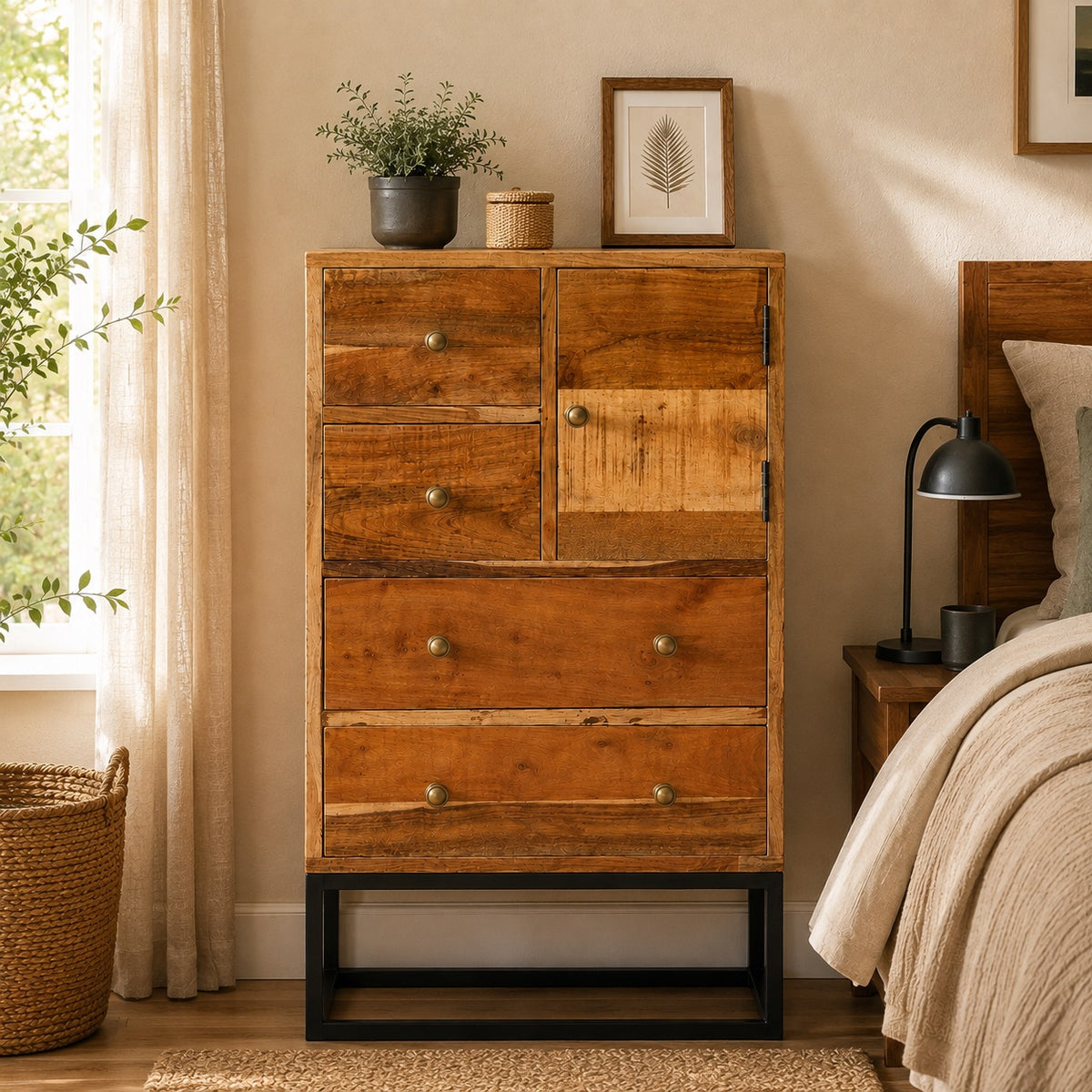 Commode 5 tiroirs en bois vue de face dans une chambre élégante, avec porte de rangement et base en métal noir.