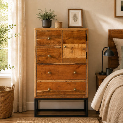 Commode 5 tiroirs en bois vue de face dans une chambre élégante, avec porte de rangement et base en métal noir.
