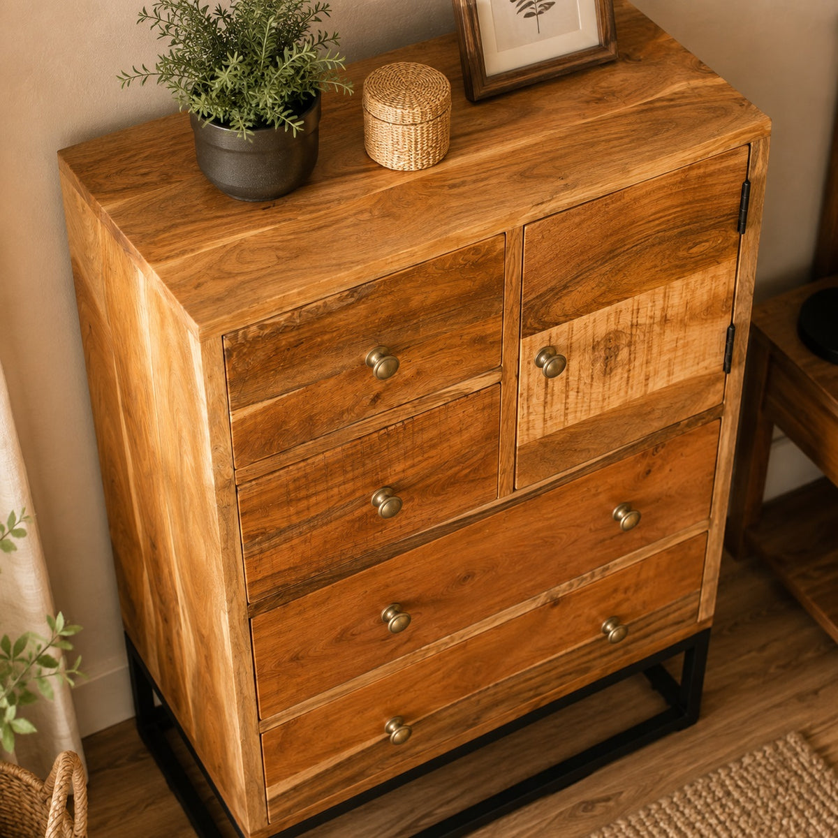 Vue en plongée de la commode 5 tiroirs en bois avec porte latérale, rangements variés et finition chaleureuse.