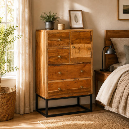 Commode en bois 5 tiroirs mise en scène dans une chambre chaleureuse et naturelle, avec rangements pratiques.