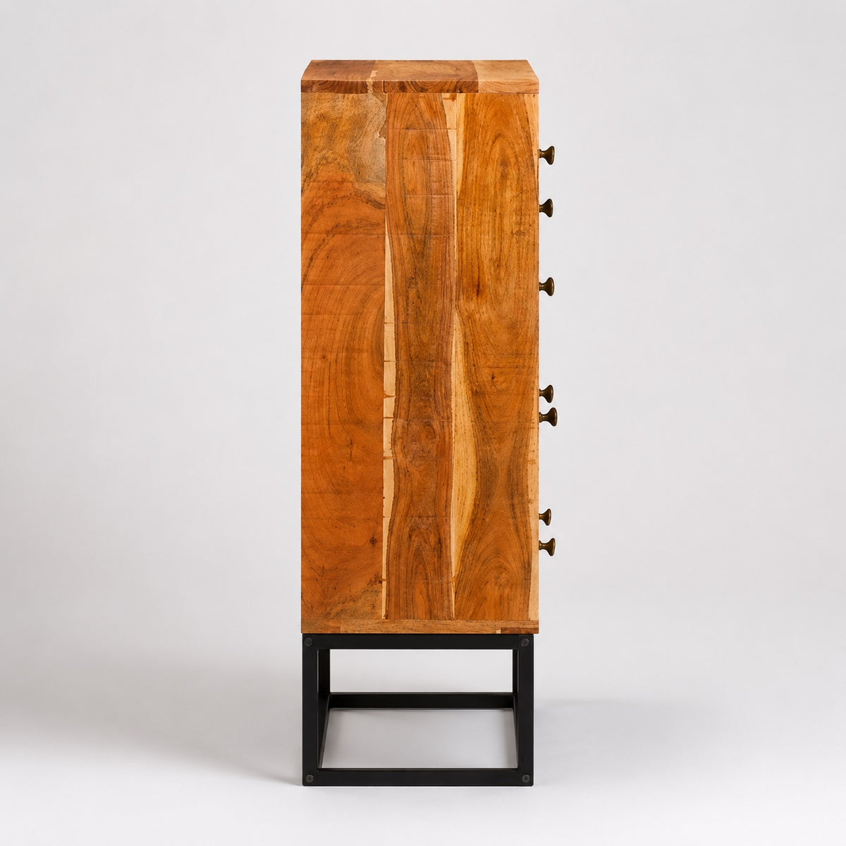 Commode en bois 5 tiroirs vue de côté, structure compacte et piètement robuste en métal noir.
