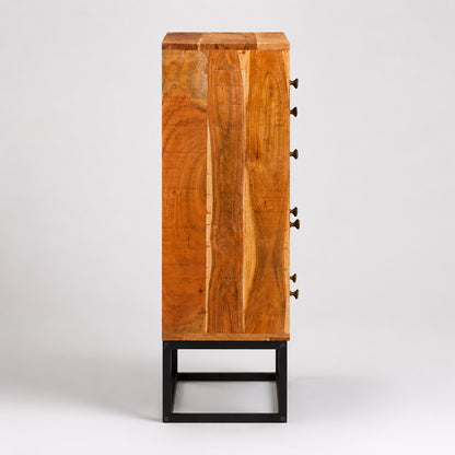 Commode en bois 5 tiroirs vue de côté, structure compacte et piètement robuste en métal noir.