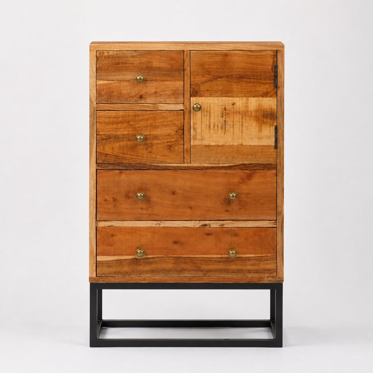 Commode en bois 5 tiroirs vue de face, avec porte latérale, boutons dorés et piètement noir moderne.