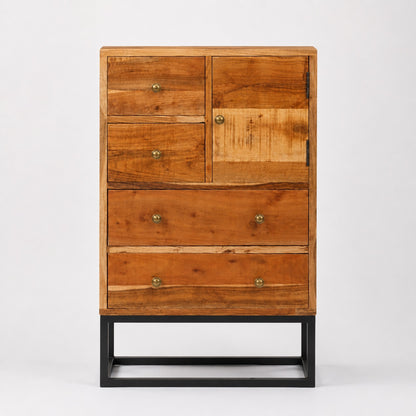 Commode en bois 5 tiroirs vue de face, avec porte latérale, boutons dorés et piètement noir moderne.