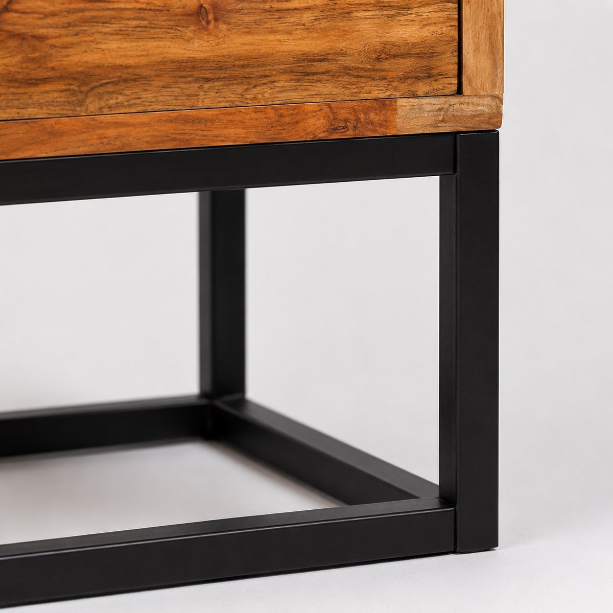 Détail du piètement en métal noir de la commode en bois 5 tiroirs, conçu pour une structure stable et robuste.