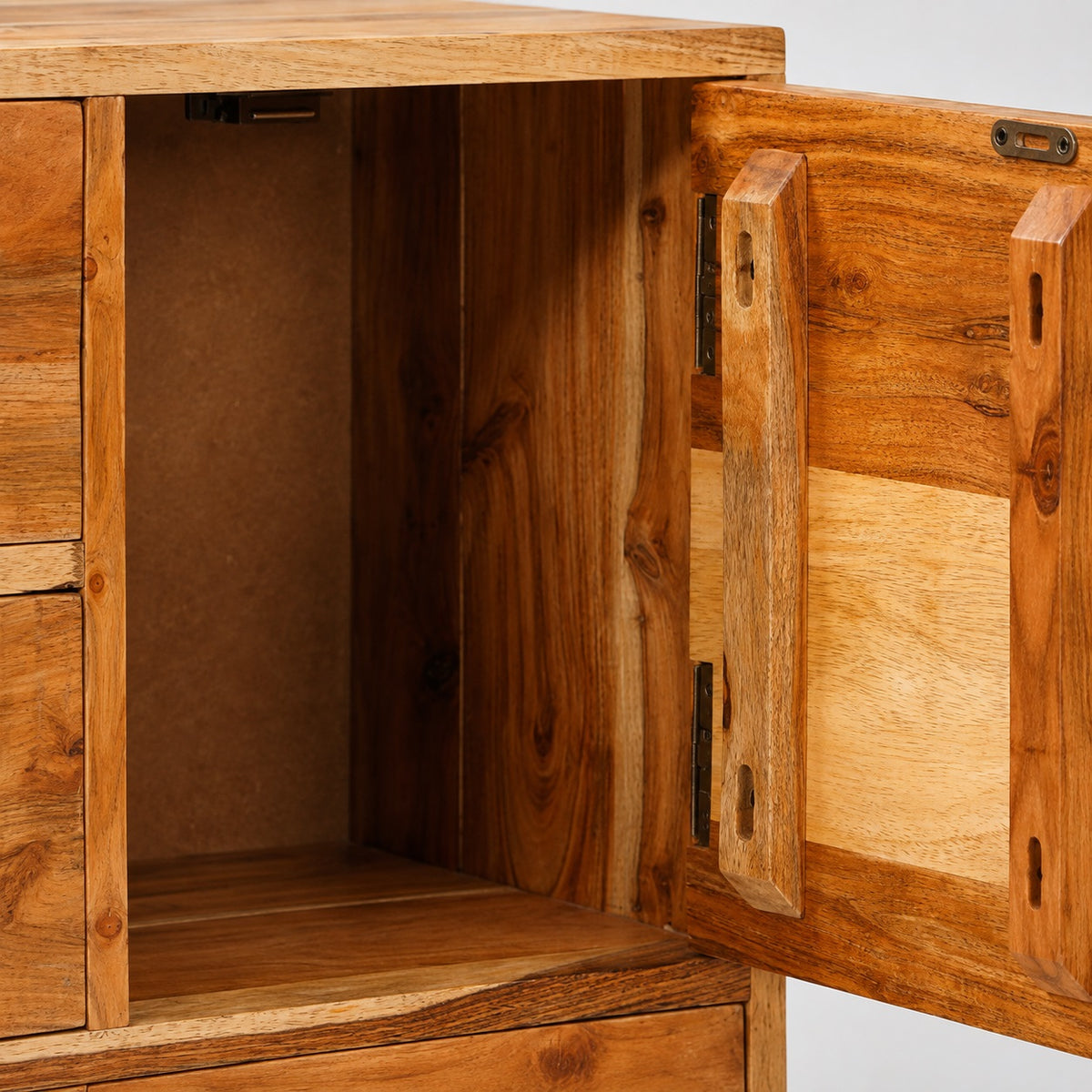 Détail du rangement avec porte de la commode en bois 5 tiroirs, offrant un espace pratique et spacieux.