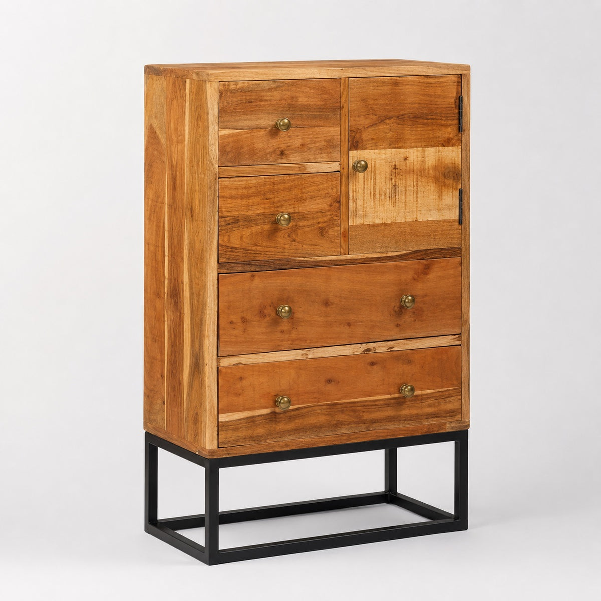 Commode en bois 5 tiroirs avec porte latérale, boutons dorés et piètement noir au style industriel.