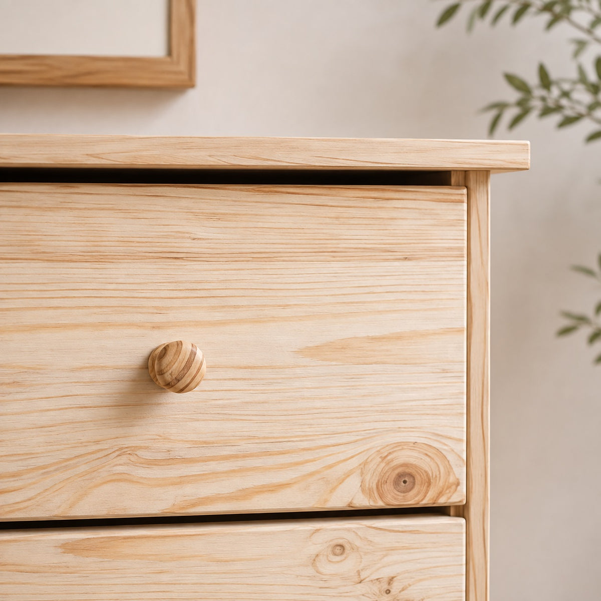 Détail de la commode en bois 7 tiroirs mettant en valeur la finition naturelle et la poignée en bois.