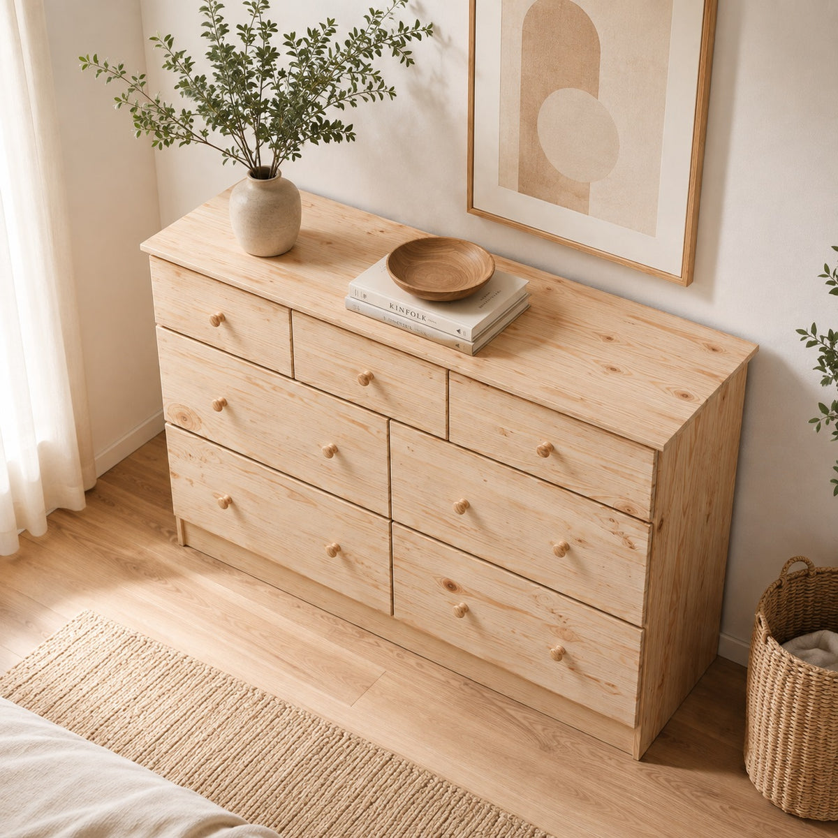 Vue de dessus de la commode en bois 7 tiroirs avec décoration sobre et finition naturelle.