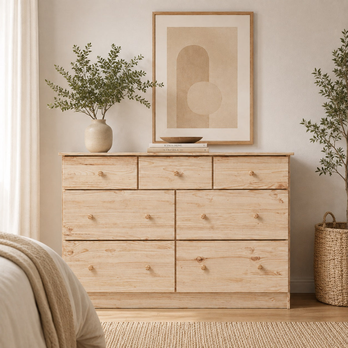 Commode en bois 7 tiroirs dans une chambre lumineuse au style naturel et chaleureux.