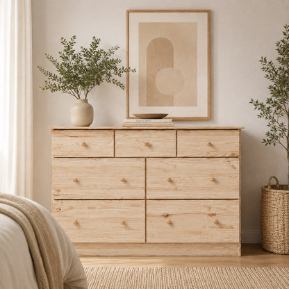 Commode en bois 7 tiroirs dans une chambre lumineuse au style naturel et chaleureux.