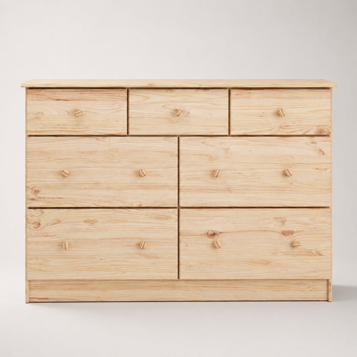 Commode en bois 7 tiroirs de face avec finition naturelle et grand espace de rangement.