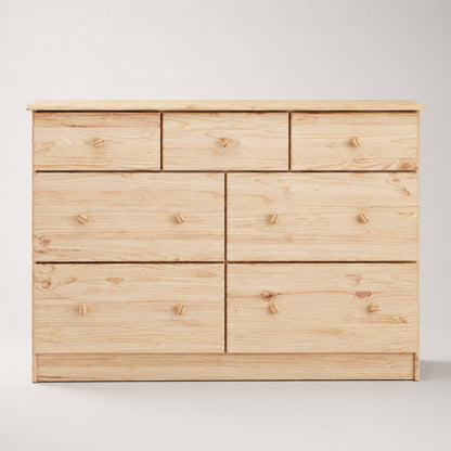 Commode en bois 7 tiroirs de face avec finition naturelle et grand espace de rangement.