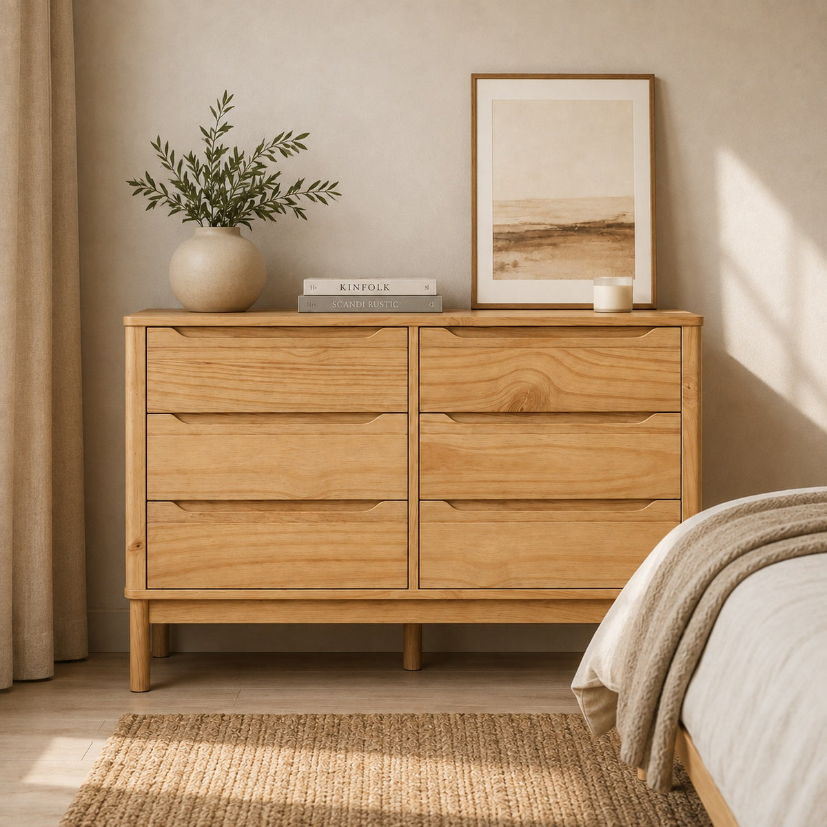 Commode 6 tiroirs en bois Zelio mise en scène dans une chambre beige chaleureuse et épurée