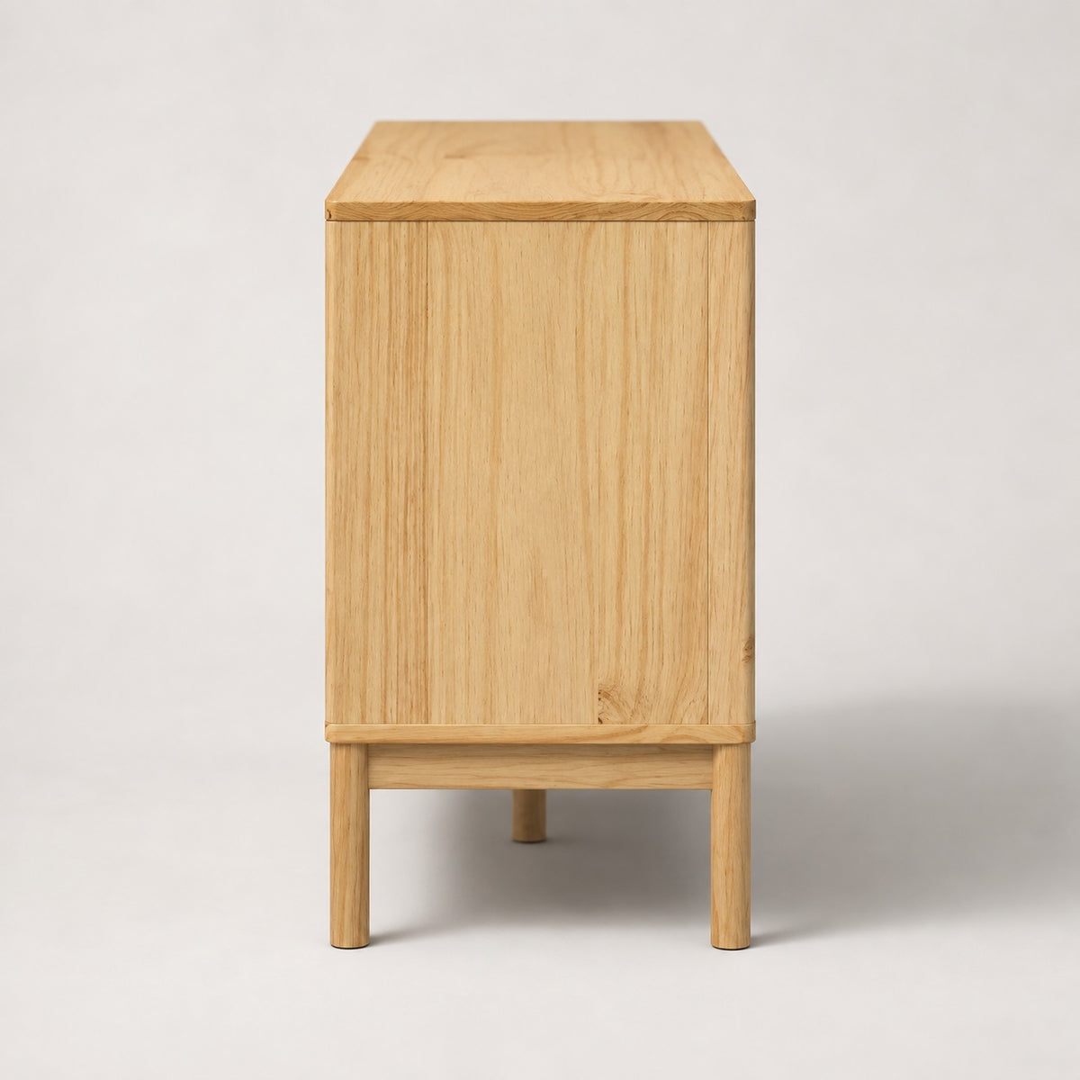 Vue de côté de la commode en bois Zelio avec pieds surélevés et finition bois clair au veinage naturel