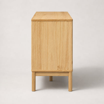 Vue de côté de la commode en bois Zelio avec pieds surélevés et finition bois clair au veinage naturel