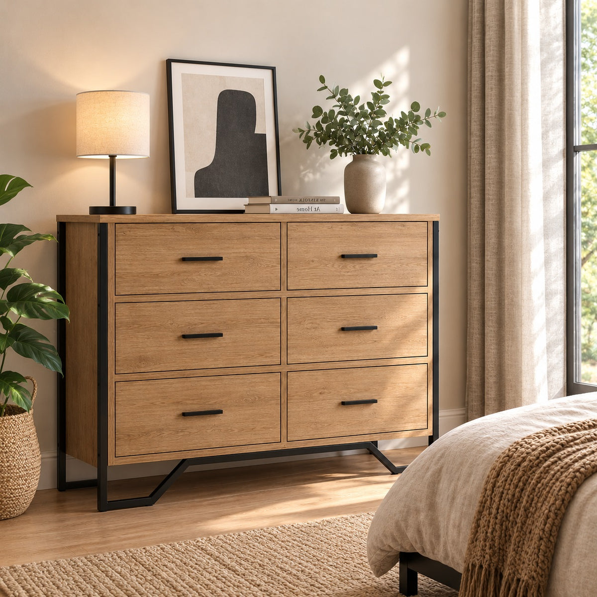 Commode en bois 6 tiroirs style industriel dans une chambre moderne avec finition chêne artisanal.