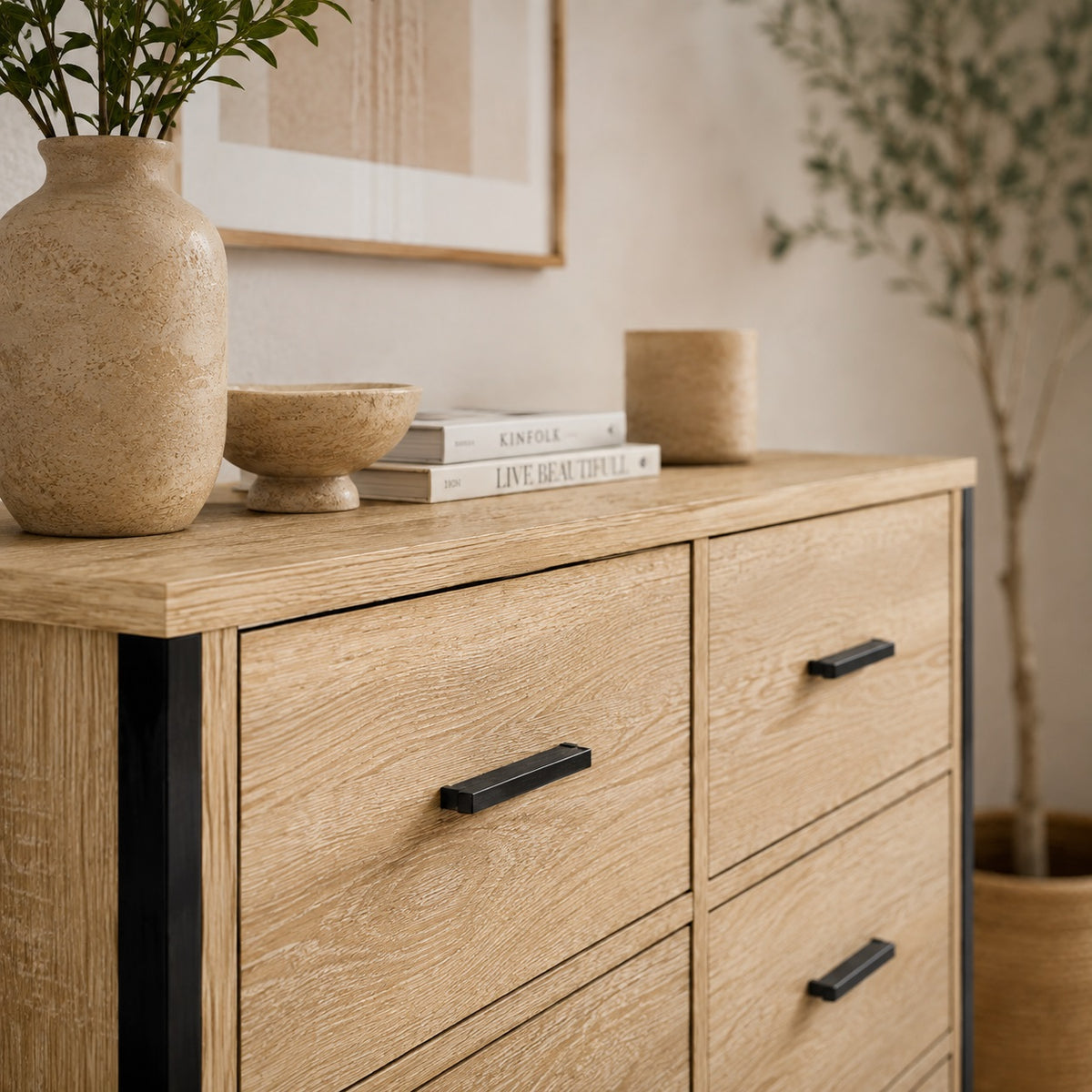 Gros plan d'une commode en bois 6 tiroirs style industriel avec finition chêne sonoma et poignées noires