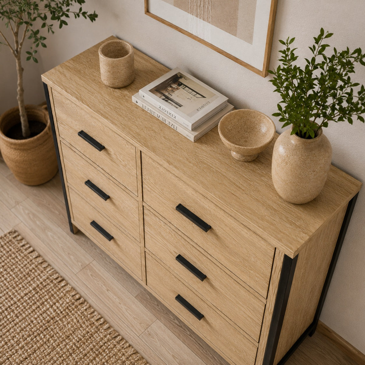 Vue de dessus d'une commode en bois 6 tiroirs style industriel avec décoration de chambre moderne.