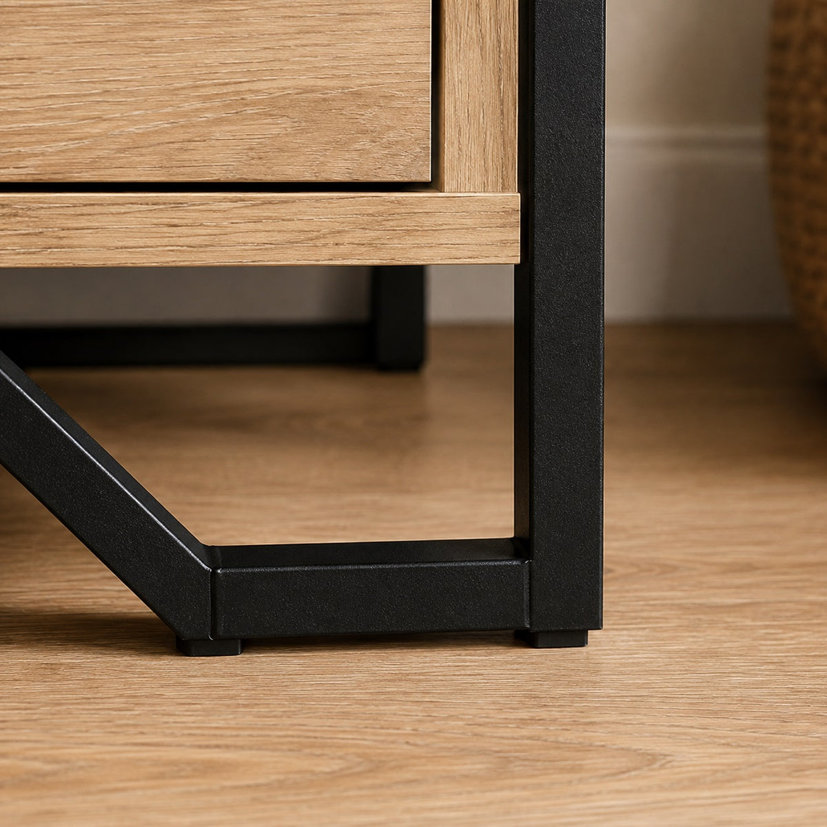 Détail du piètement d'une commode en bois 6 tiroirs style industriel avec structure en métal noir.