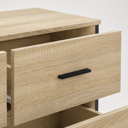 Gros plan d'une commode en bois 6 tiroirs style industriel avec poignée noire et finition chêne sonoma.