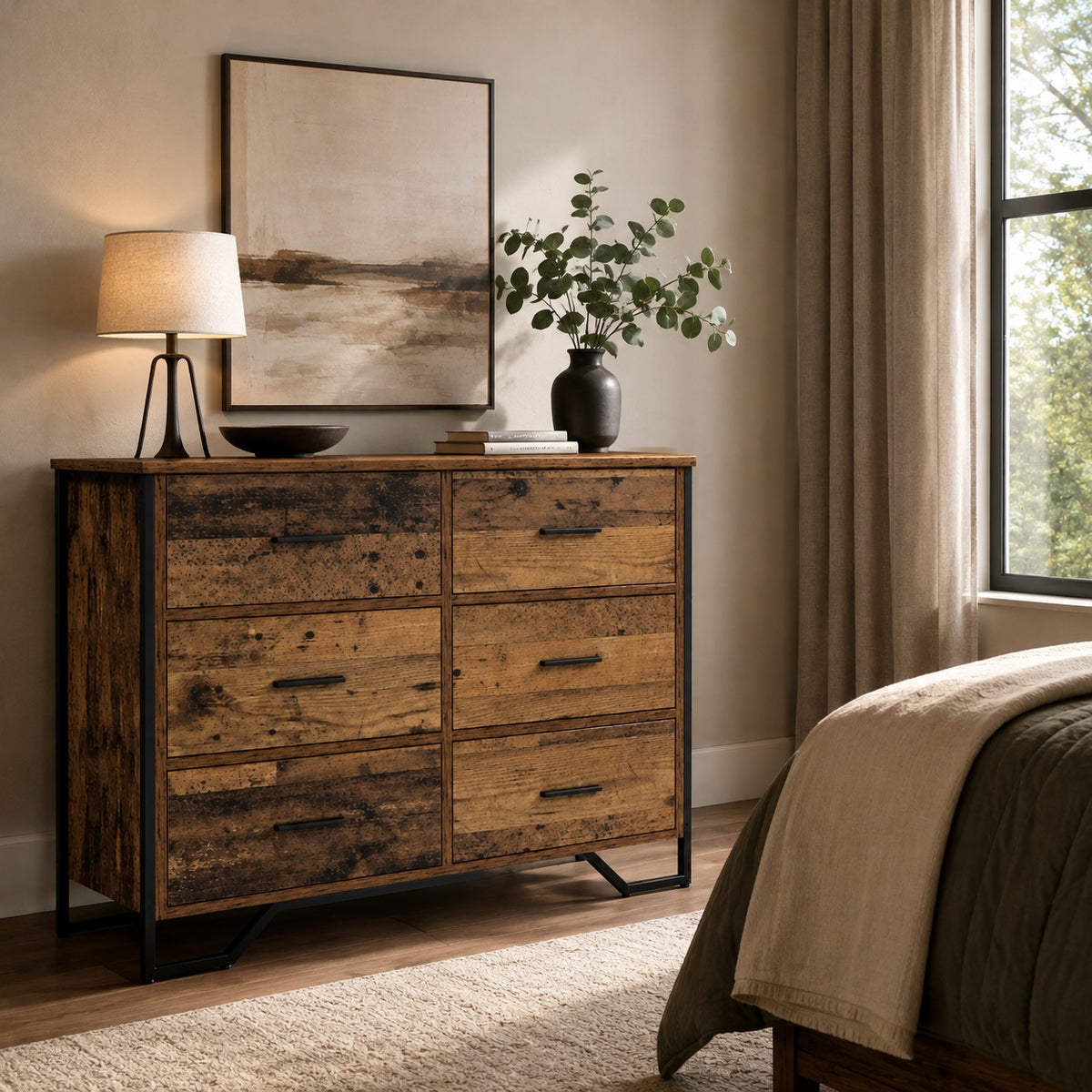 Commode en bois 6 tiroirs style industriel finition vieux bois dans une chambre chaleureuse.