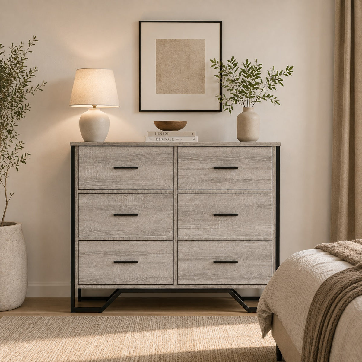 Commode grise Oslo style industriel à 6 tiroirs, mise en scène dans une chambre beige contemporaine