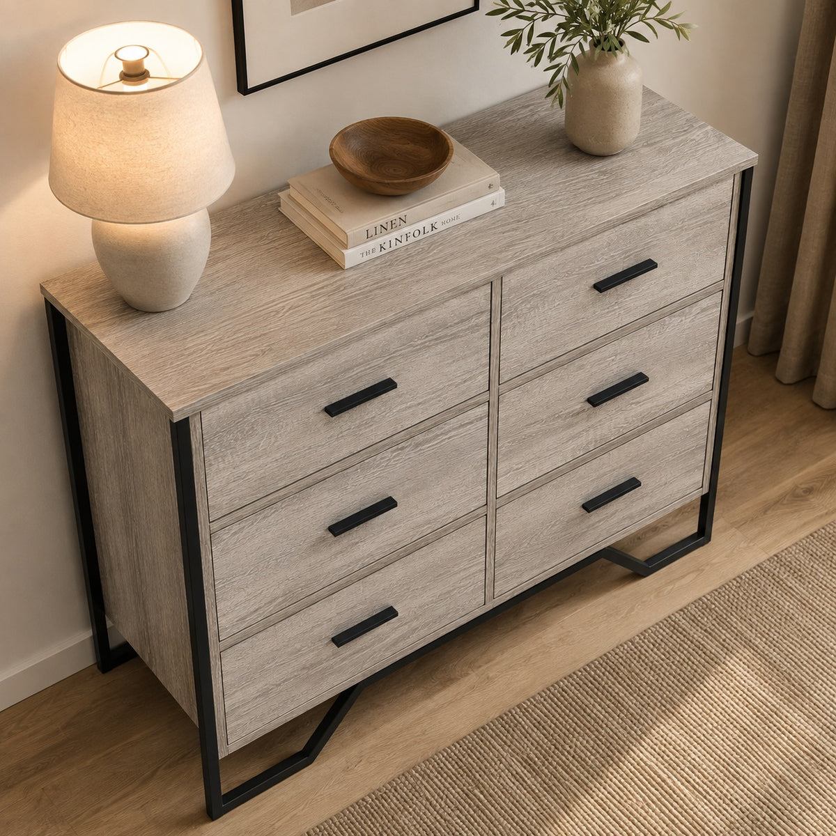 Vue du dessus de la commode grise Oslo à 6 tiroirs avec plateau effet bois et poignées noires