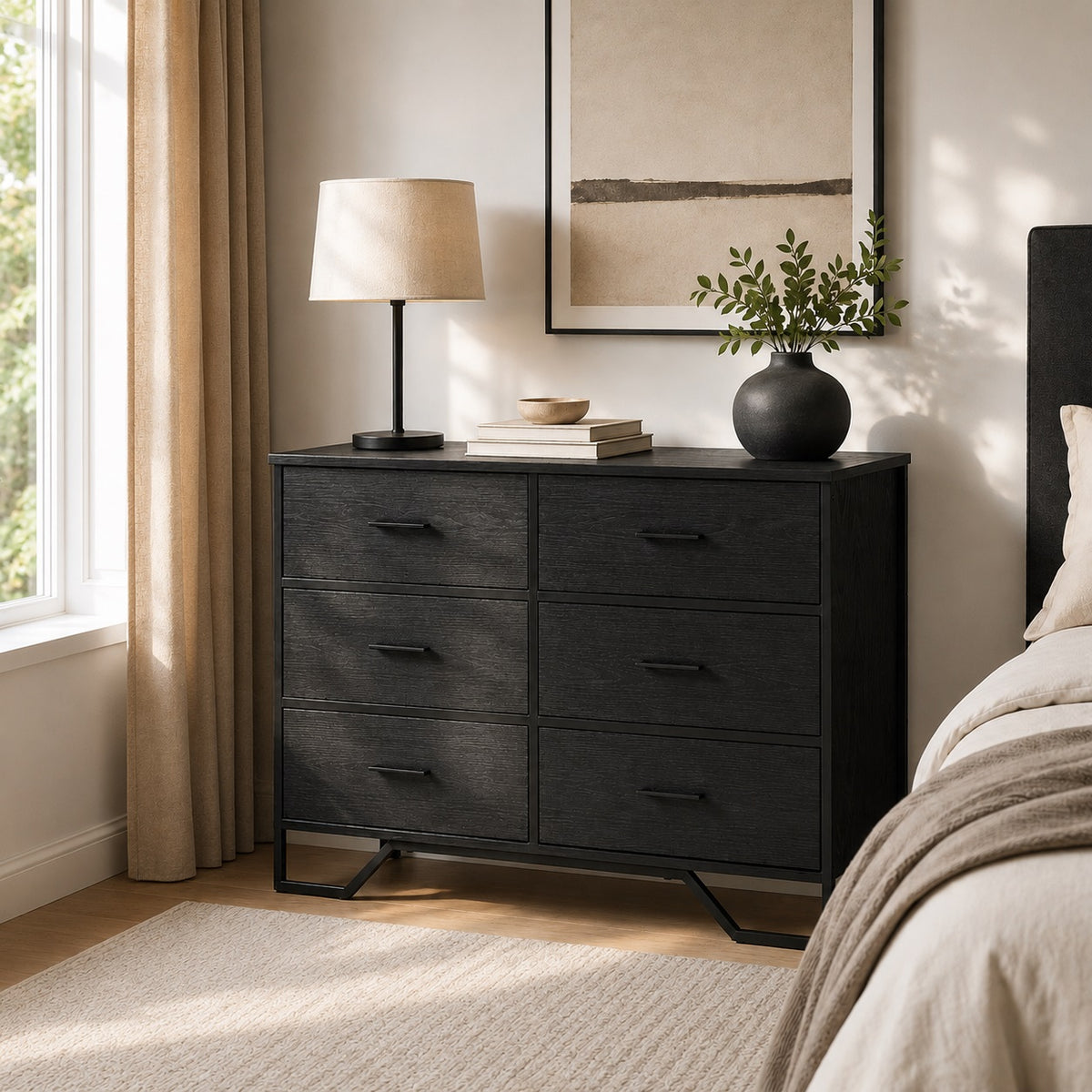 Commode industriel Oslo noire à 6 tiroirs dans une chambre moderne et lumineuse aux tons beige et noir