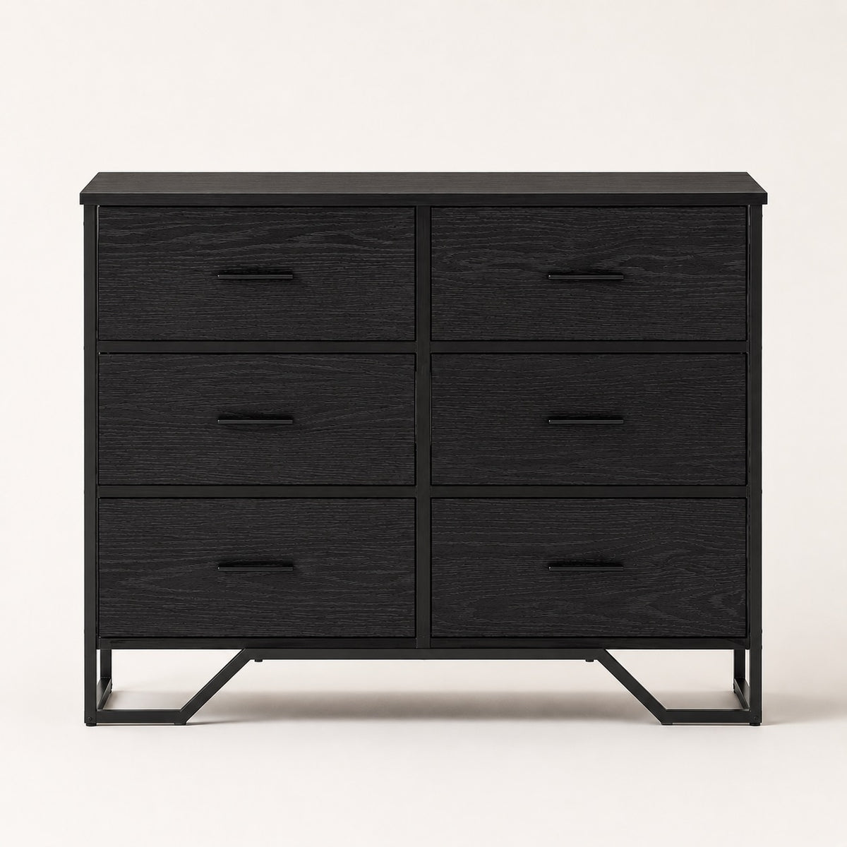 Vue de face de la commode noire Oslo à 6 tiroirs avec effet bois texturé et piètement industriel en métal noir