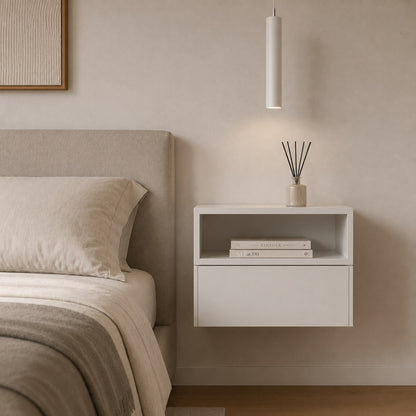 Table de chevet suspendue blanche avec niche ouverte, idéale pour une chambre élégante et fonctionnelle.