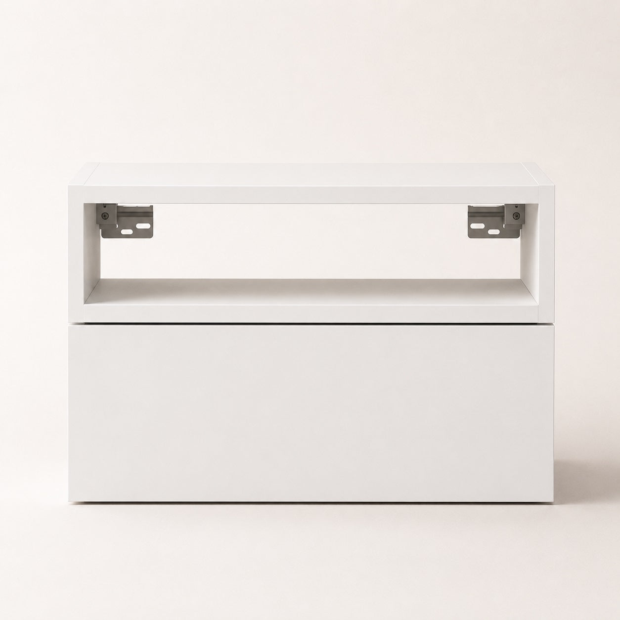 Vue de face d'une table de chevet suspendue blanche au design minimaliste avec grand tiroir.