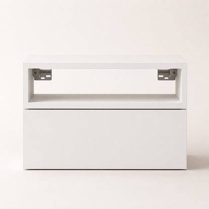 Vue de face d'une table de chevet suspendue blanche au design minimaliste avec grand tiroir.