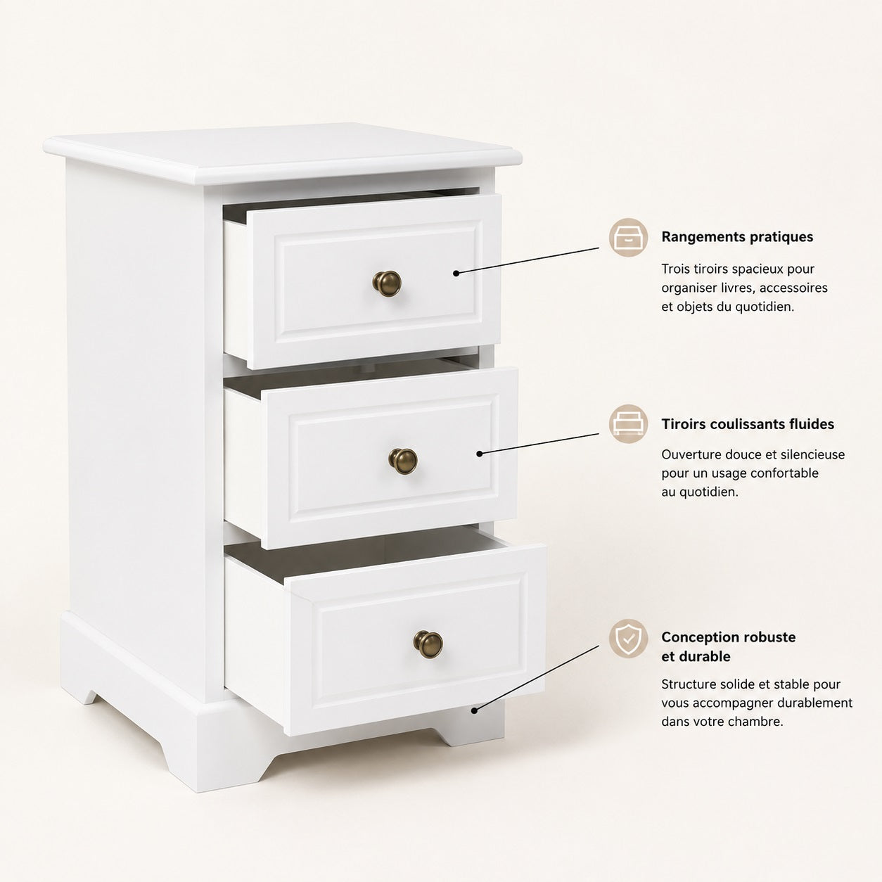 Table de chevet vintage blanche avec trois tiroirs spacieux et rangements pratiques.