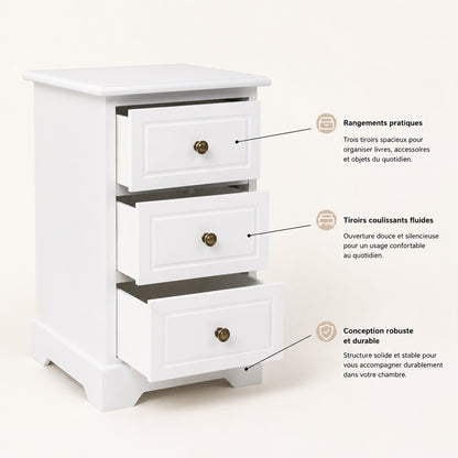 Table de chevet vintage blanche avec trois tiroirs spacieux et rangements pratiques.