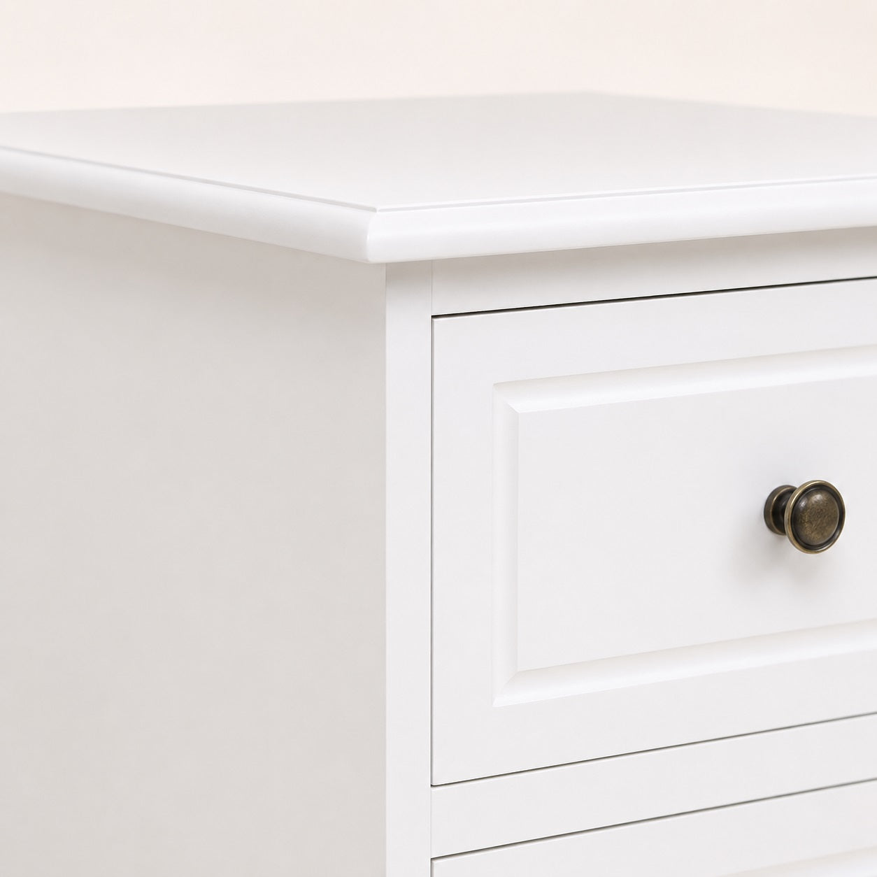 Zoom sur les finitions d'une table de chevet vintage blanche au design élégant.