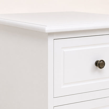 Zoom sur les finitions d'une table de chevet vintage blanche au design élégant.