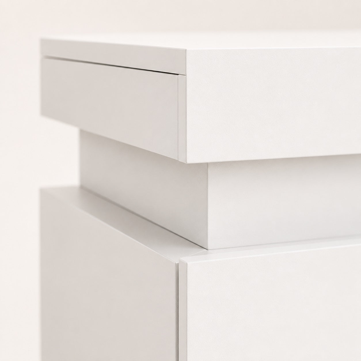 Zoom sur la finition de la table de chevet blanche avec led au design moderne et élégant.
