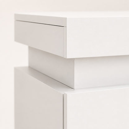 Zoom sur la finition de la table de chevet blanche avec led au design moderne et élégant.