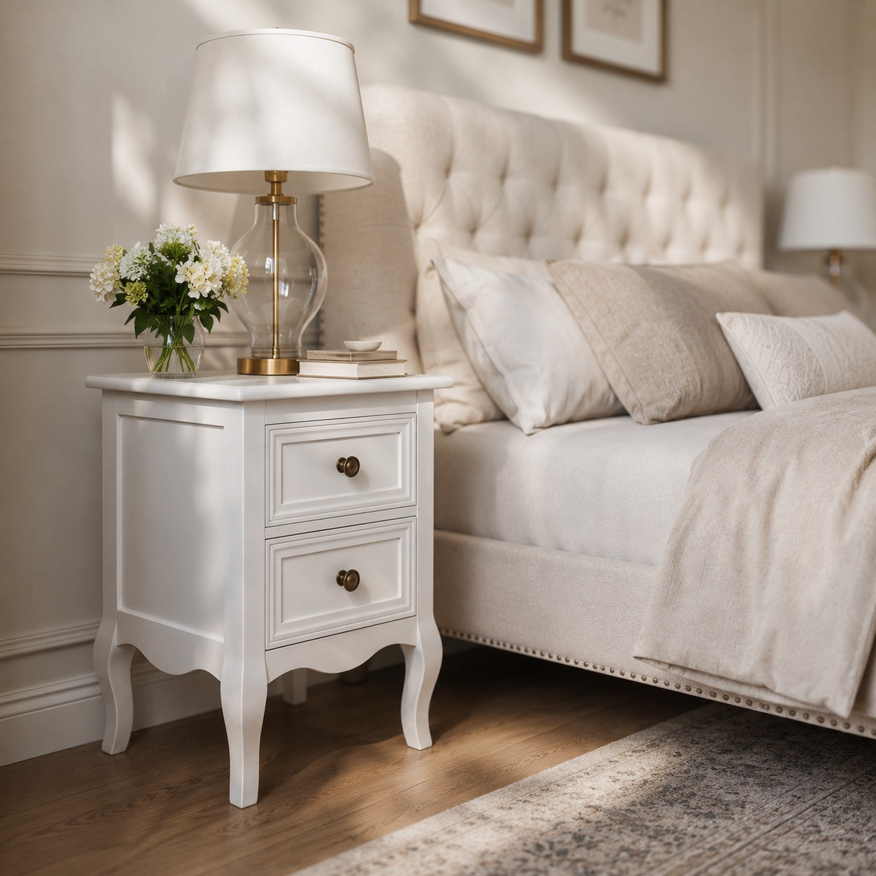 Table de chevet blanche vintage avec deux tiroirs, idéale pour une chambre élégante.
