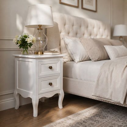 Table de chevet blanche vintage avec deux tiroirs, idéale pour une chambre élégante.